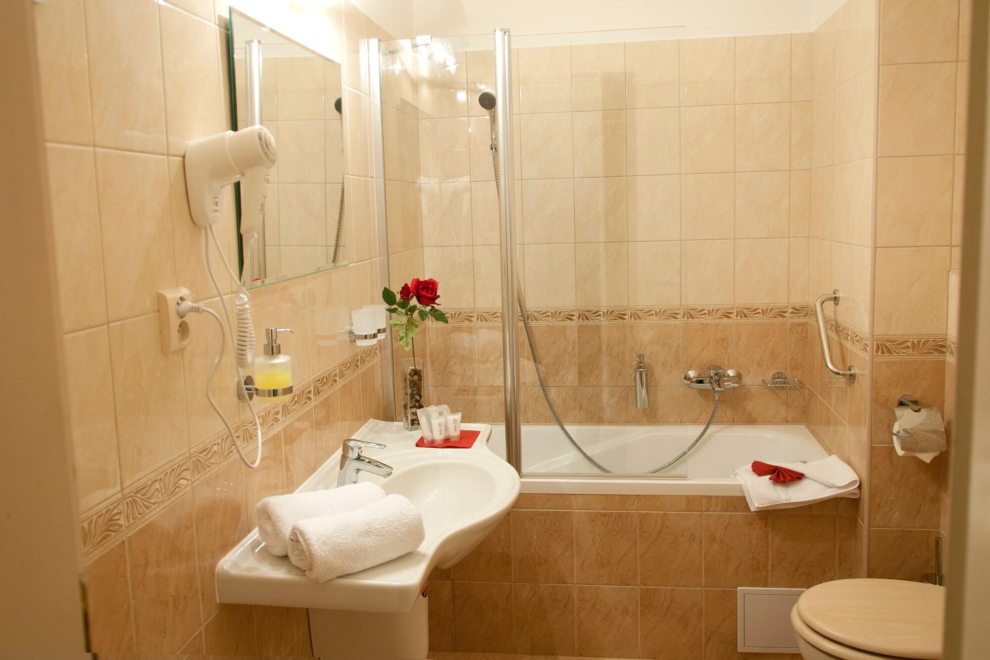 Heluan Hotel Karlsbad Eksteriør billede