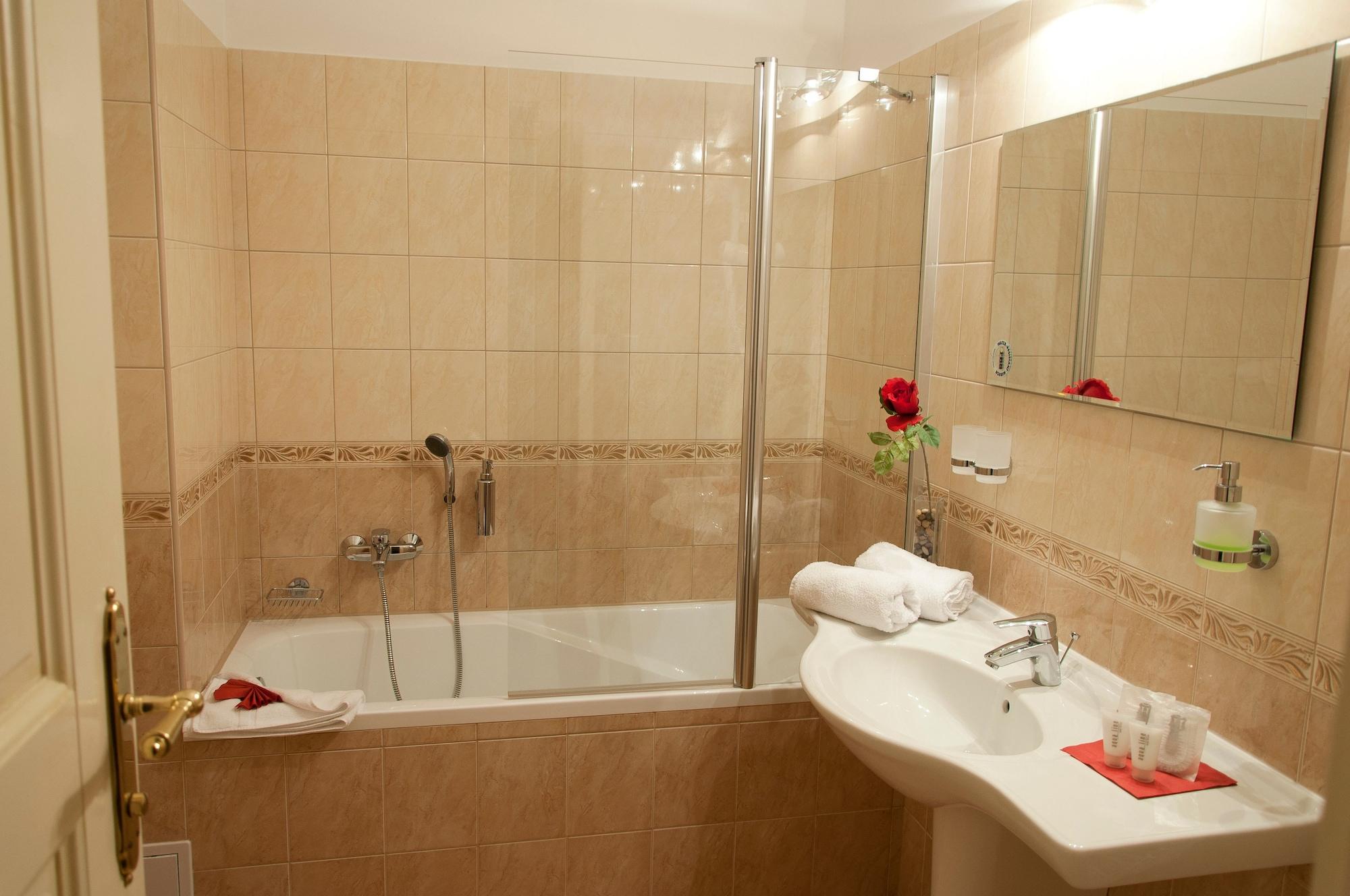 Heluan Hotel Karlsbad Eksteriør billede