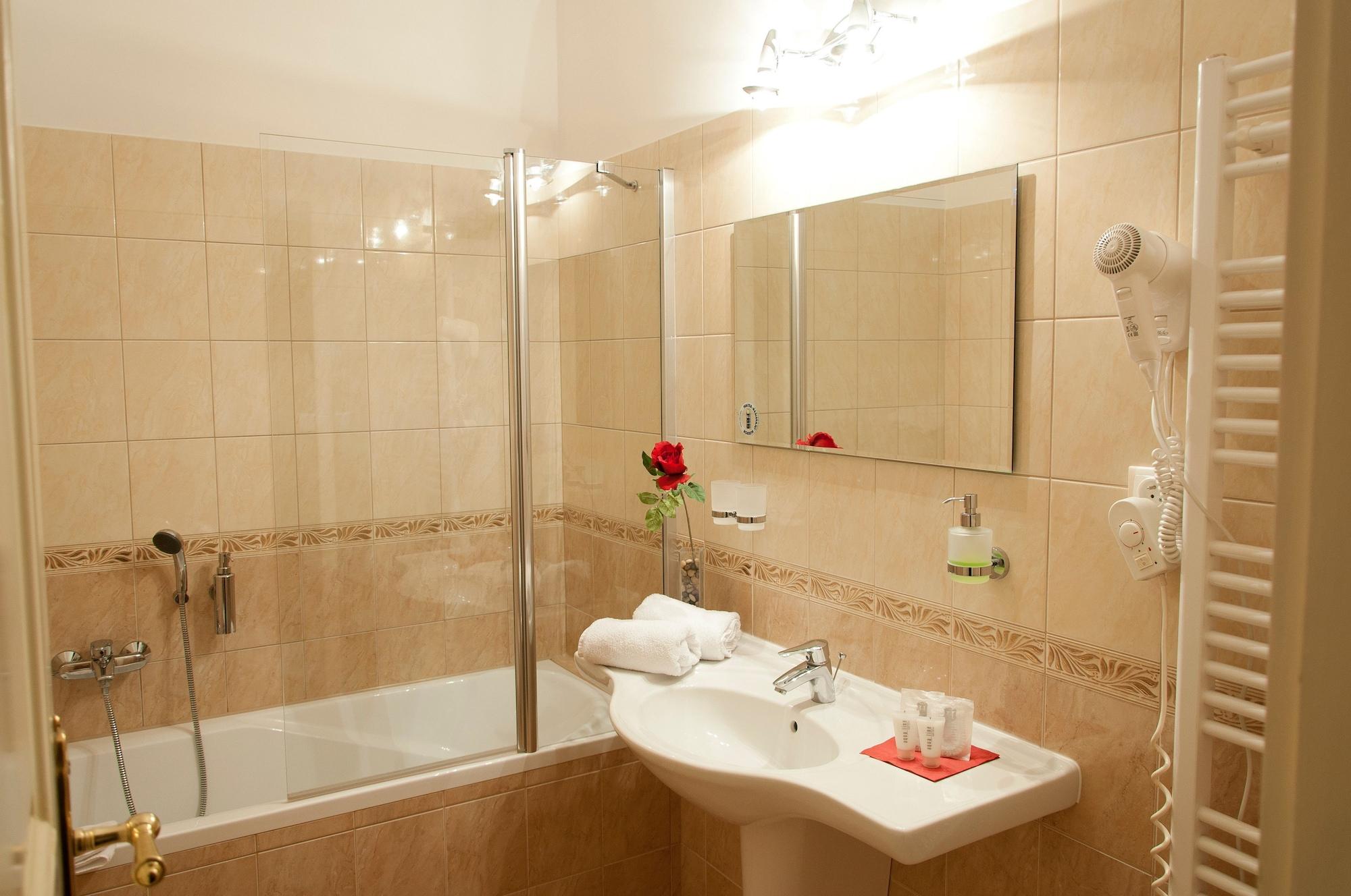 Heluan Hotel Karlsbad Eksteriør billede