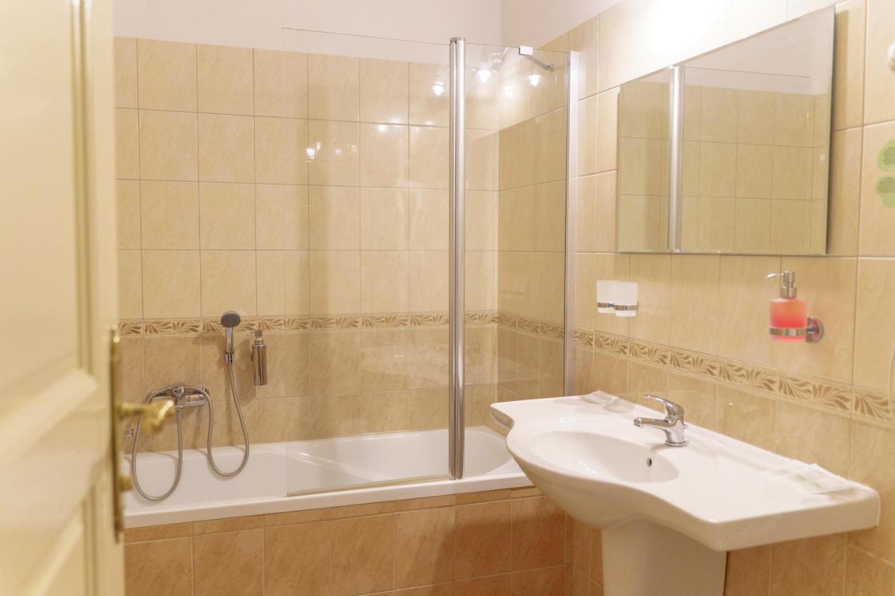 Heluan Hotel Karlsbad Eksteriør billede